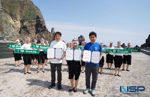 NSP통신-경북문화관광공사는 국가무형유산인 해녀들의 문화를 보존·전승하기 위한 경북(포항)-제주 해녀 교류 및 울릉도·독도 탐방 행사를 지난달 29일부터 31일까지 개최했다고 밝혔다. 업무협약 체결 모습 (사진 = 경상북도문화관광공사)