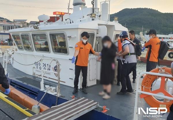 NSP통신-여수해경 연안구조정으로 긴급 후송돼 여천항에 내리는 임산부 (사진 = 여수해경)