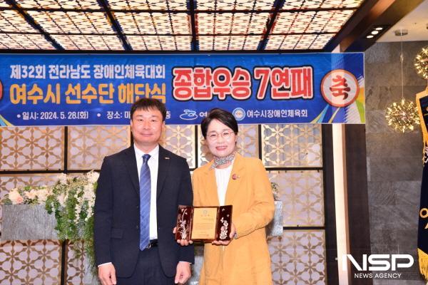 NSP통신-여수시의회 민덕희 의원이 여수시 장애인체육회로부터 감사패를 받았다. (사진 = 여수시의회)