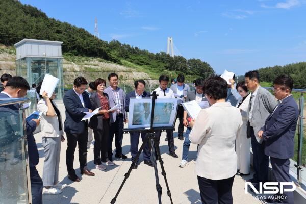 NSP통신-여수시의회와 고흥군의회 의원들이 여수시 화정면 조발대교 전망대를 찾아 여수시 도로과와 관광과로부터 백리섬섬길 관광도로 지정을 위한 여수시의 활동에 대해 현장 설명을 들었다. (사진 = 여수시의회)