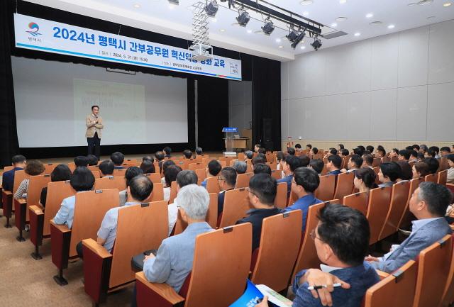 NSP통신-정장선 시장이 지난달 31일 평택남부문화예술회관 소공연장에서 5급 이상 간부공무원 100여 명 대상으로 실시한 간부공무원 혁신역량 강화 교육에 앞서 당부의 말을 하고 있다. (사진 = 평택시)