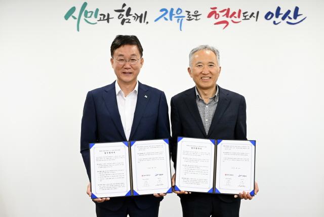 NSP통신-안산시가 원곡고등학교 자율형 공립고 지정 공모 지원 및 선정을 위한 업무 협약식을 진행한 가운데 이민근 안사시장(왼쪽)과 우찬인 원곡고등학교장이 협약 기념촬영을 하고 있다. (사진 = 안산시)