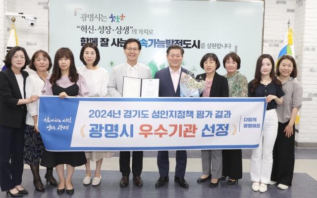 NSP통신-광명시가 2024년 경기도 성인지 정책평가에서 우수기관으로 선정된 가운데 박승원 광명시장(오른쪽 다섯번째)을 비롯한 시 관계자들이 수상 기념촬영을 하고 있다. (사진 = 광명시)