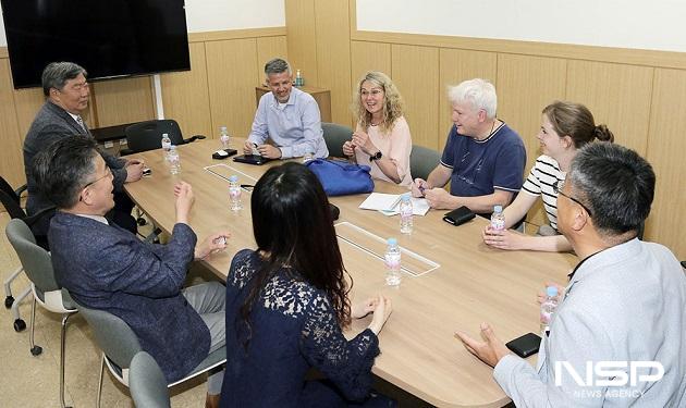 NSP통신-원광대학교 농생명·바이오사업단이 네덜란드 와게닝겐대학 푸드바이오연구센터 연구진과 간담회를 갖고, 바이오산업과 관련해 연구와 정보교류 등 지속적인 협력을 도모하기로 했다. (사진 = 원광대학교)