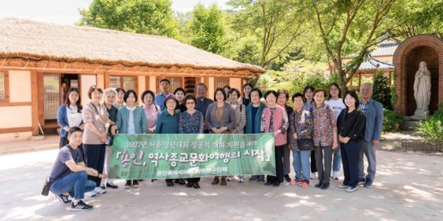 NSP통신-의원연구단체 용인, 역사종교문화여행의 시작 회원들과 고초골 공소를 찾은 신자들이 기념촬영을 하고 있다. (사진 = 용인특례시의회)