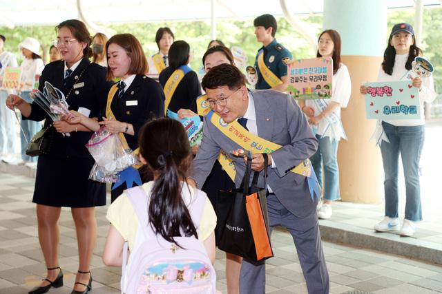 NSP통신-5일 김기정 수원시의회 의장이 학교폭력 예방 캠페인을 펼치고 있다. (사진 = 수원시의회)