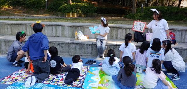 NSP통신-계원예술대학교 학생들이 내손1동 다함께 돌봄센터 아이들 대상으로 로컬봉사 프로젝트 산,책하다 프로그램을 진행하고 있다. (사진 = 계원예술대학교)