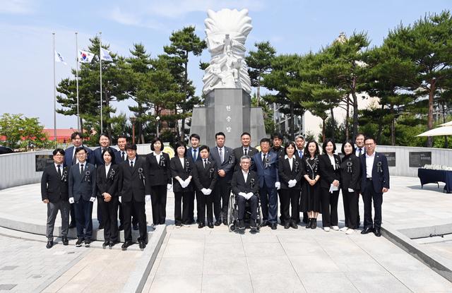 NSP통신-6일 현충일 추념식에 참석한 화성시의회 의원들 기념촬영 모습. (사진 = 화성시의회)