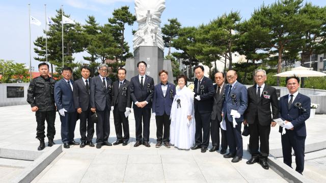 NSP통신-6일 정명근 화성시장(왼쪽 여섯번째)과 추모식 참석자들이 사진촬영을 하는 모습. (사진 = 화성시)