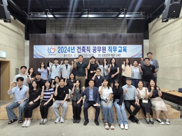 NSP통신-5일 김중업건축박물관에서 열린 직무교육 참가자들이 기념촬영을 하고 있다. (사진 = 안양시)