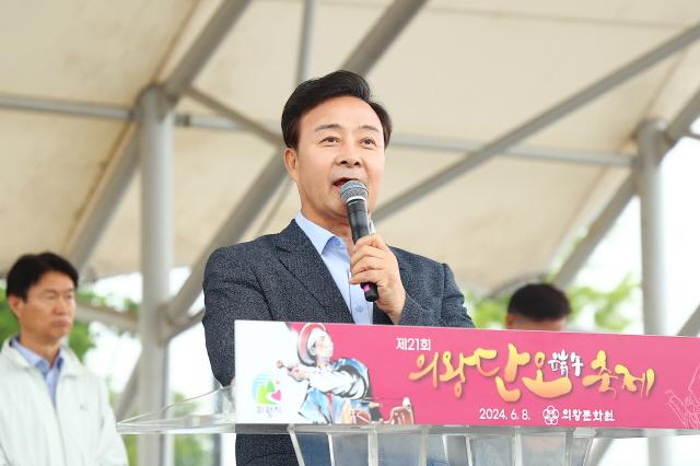 NSP통신-김성제 시장이 8일 의왕시 왕송호수공원 일대에서 열린 의왕 단오축제에서 인사말을 하고 있다. (사진 = 의왕시)