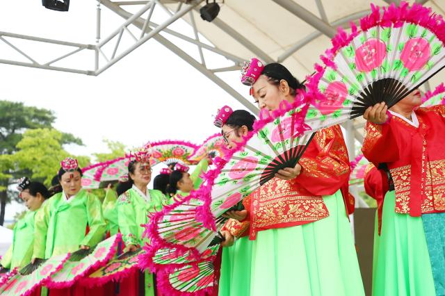 NSP통신-의왕 단오축제 가운데 부채춤 모습. (사진 = 의왕시)