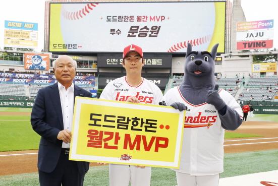 NSP통신-박광욱 도드람 조합장(맨 왼쪽), 도드람한돈 5월 MVP 문승원 선수(가운데) (사진 = 도드람 제공)