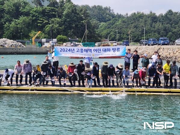 NSP통신-전남해양수산과학원 고흥지원은 고흥해역에서 자체 생산한 어린 대하 500만 마리를 방류한다 (사진 = 전남도)