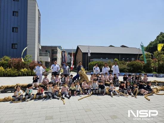 NSP통신-용지큰줄다리기 체험 기념 찰영 (사진 = 광양시청)