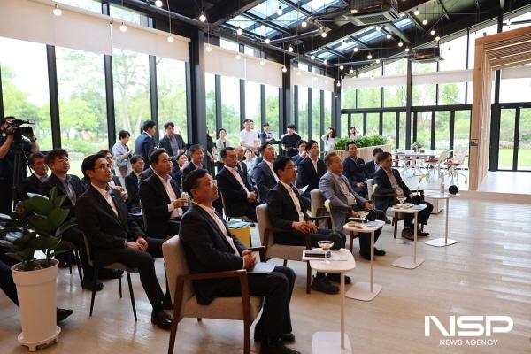 NSP통신-이상민 행정안전부장관이 중앙부처 실국장과 17개 시도 부단체장 등과 함께 정원워케이션 현황 등을 청취하고 있다. (사진 = 순천시)