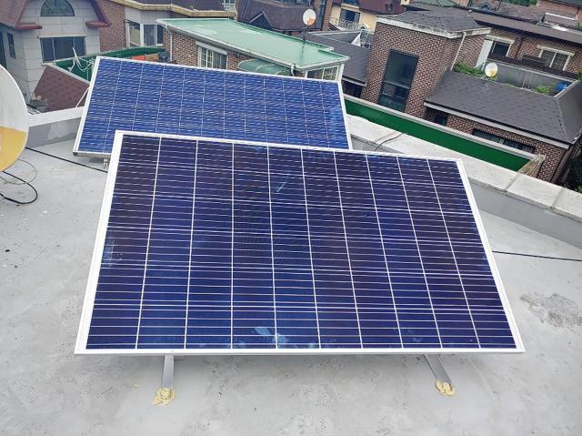 NSP통신-옥상에 미니태양광 모듈 전지판 설치한 성남시내 주택. (사진 = 성남시)