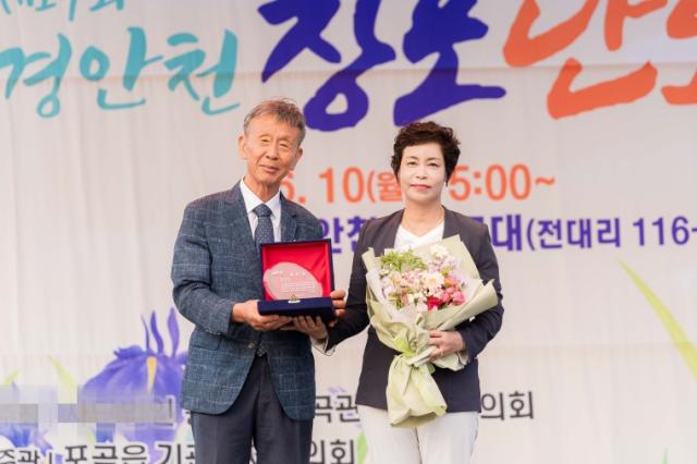 NSP통신-10일 열린 제14회 창포 단오축제에서 감사패를 받은 황미상 용인시의원(오른쪽) 기념촬영 모습. (사진 = 황미상 의원실)