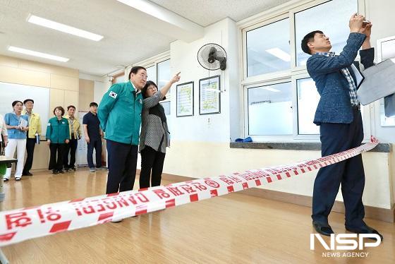 NSP통신-서거석 전북특별자치도교육감이 12일 부안에서 발생한 지진으로 피해를 본 학교를 찾아 지진 피해 상황을 점검하고 복구 대책을 논의했다. (사진 = 전북특별자치도교육청)