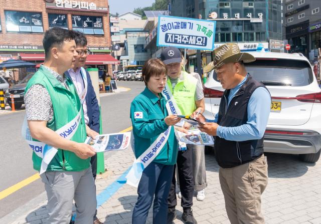 NSP통신-울릉군청 관계자들이 관광버스 기사들을 상대로 서행운전을 당부하고 있다.