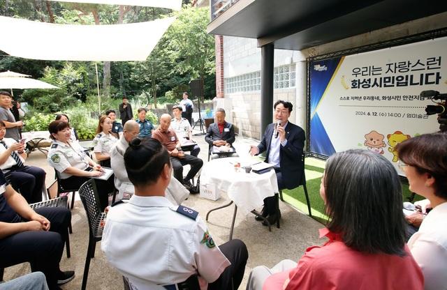 NSP통신-12일 정명근 화성시장(가운데 오른쪽)이 지역사회 안전 지킴이 유공자 표창 수여식에서 발언을 하고 있다. (사진 = 화성시)