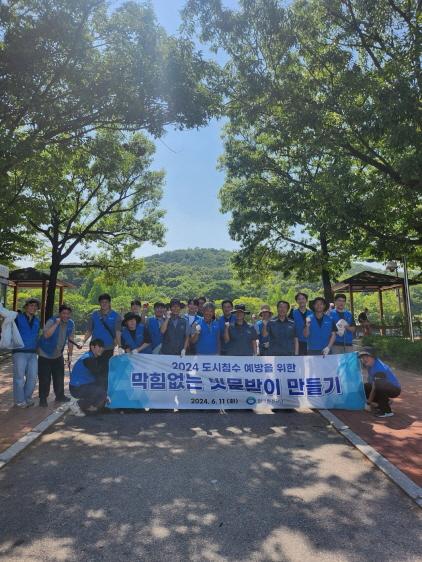 NSP통신-11일 광명시 하안동 일원에서 여름철 집중호우에 대비해 광명시가 환경부 산하 한국환경공단과 함께 도시 침수 예방 활동을 펼쳤다. (사진 = 광명시)