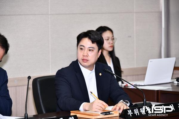 NSP통신-이석주 의원이 세아 M&S에서 일어난 이산화황 가스누출 사고에 대해 여수시의 대응을 지적했다. (사진 = 여수시의회)