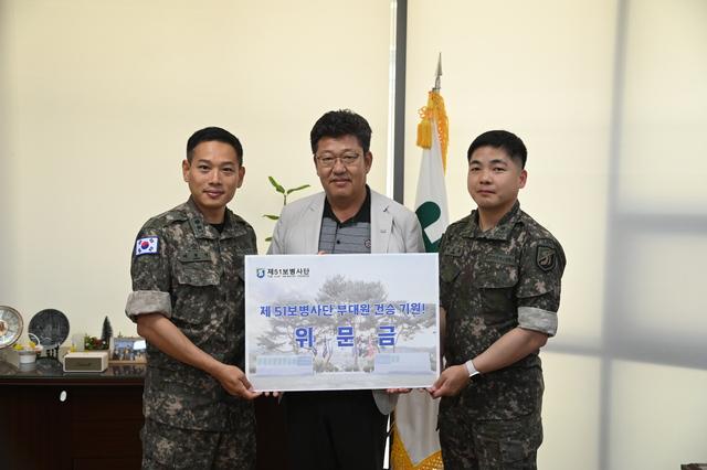 NSP통신-12일 기부금 전달식 후 참석자들이 기념촬영을 하는 모습. (사진 = 화성도시공사)