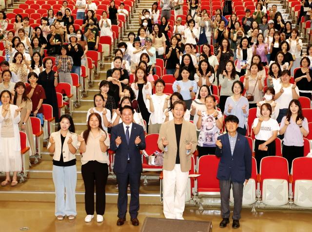 NSP통신-안양시 인재육성재단 학부모 아카데미 수료식 단체 기념촬영 모습. (사진 = 안양시)