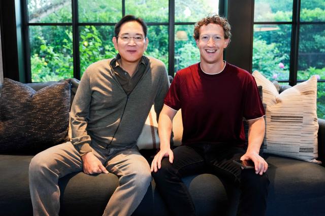 NSP통신-11일(현지시간) 이재용 삼성전자 회장이 미국 서부 팔로 알토에 위치한 마크 저커버그(Mark Zuckerberg) 메타 CEO 자택에서 기념 사진을 촬영하는 모습 (사진=삼성전자)
