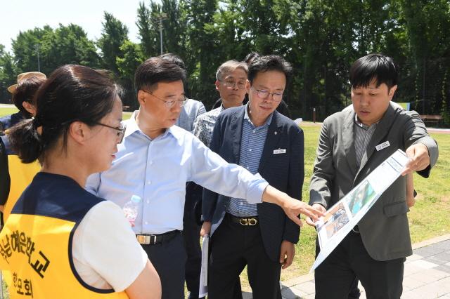 NSP통신-신상진 성남시장과 성남혜은학교 학부모들이 13일 단대 다목적구장 연결 통행로 개설에 관한 현장 소통 간담회를 하고 있다. (사진 = 성남시)