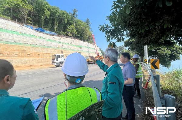 NSP통신-김병완 행정안전국장이 돌산읍 임포 사면복구 현장을 둘러보고 있다. (사진 = 여수시)