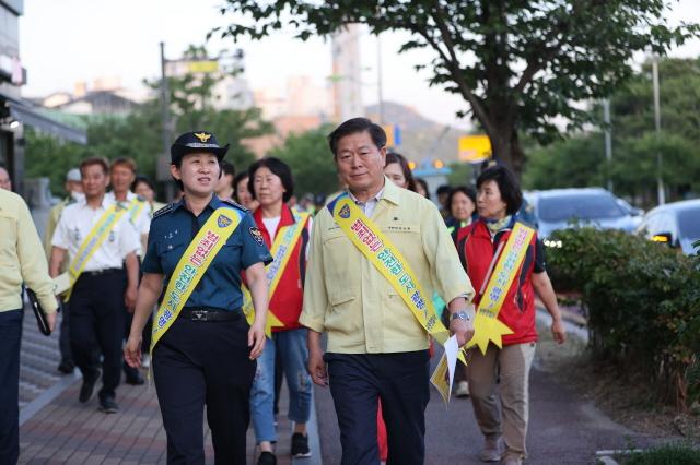 NSP통신-13일 박승원 광명시장이 광명시 소하동 일대에서 열린 민·관·경 합동 우리 동네 안심 순찰에 참여하고 있다. (사진 = 광명시)