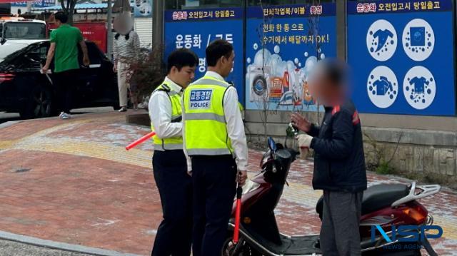 NSP통신-경북경찰이 이륜차량 운전자에게 안전 홍보를 펼치고 있는 모습. (사진 = 경북경찰청)