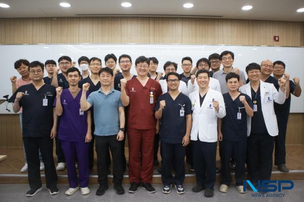 NSP통신-에스포항병원은 지난 14일 콘퍼런스룸에서 캄보디아 신경외과 전문의 닥터 피룸의 해외 신경외과 전문의 연수 수료식을 개최했다고 밝혔다. (사진 = 에스포항병원)