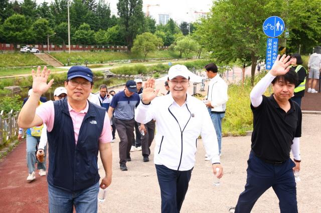 NSP통신-학의천시민쉼터에서 열린 의왕시 6월 두발로 Day 행사에 참여한 김성제 시장이 시민들과 함께 코스를 따라 걷고 있다. (사진 = 의왕시)