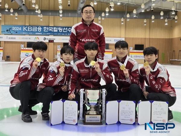 NSP통신-의성군청 남자 컬링팀이 2024 KB금융 한국컬링선수권대회에서 강원도청을 꺾고 창단 1년만에 우승을 차지하여 남자 컬링 국가대표로 당당히 선발됐다. (사진 = 의성군)