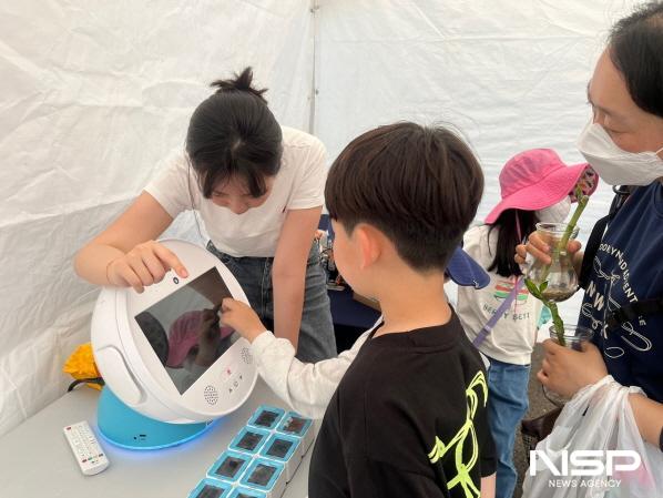 NSP통신-어린이가 돌봄로봇을 직접 조작하고 있는 모습 (사진 = 순천시)