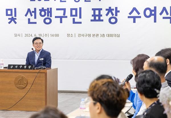 NSP통신-진교훈 강서구청장(왼쪽)이 구청 대회의실에서 열린 2024년 상반기 모범 및 선행구민 표창 수여식에서 주민과 대화를 나누고 있다. (사진 = 강서구)