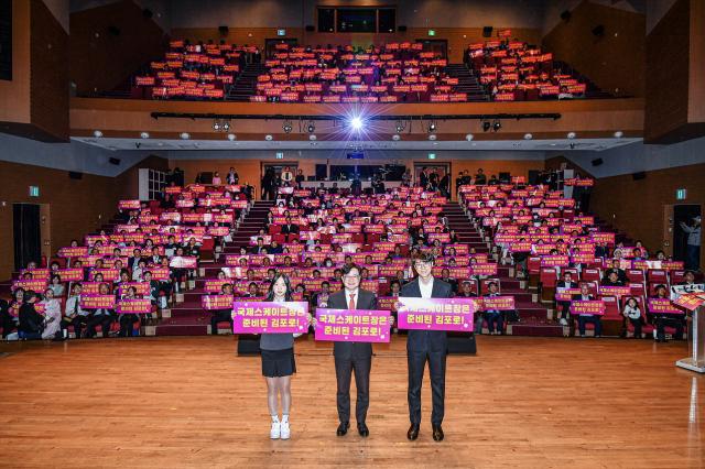 NSP통신-김포시가 지난 4월 1일 개최한 시민의 날 기념식에서 김병수 시장과 시민들이 함께 국제스케이트장 김포 유치를 간절히 염원하고 있는 모습. (사진 = 김포시)