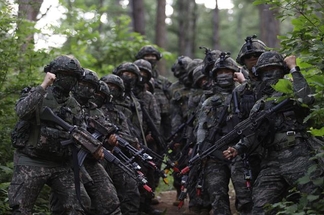 NSP통신-과학화전투훈련에 참가 중인 해병대 및 육군 장병들이 공격작전 간 목표지역 확보 후 기념촬영을 하고 있는 모습. (사진 = 해병대)