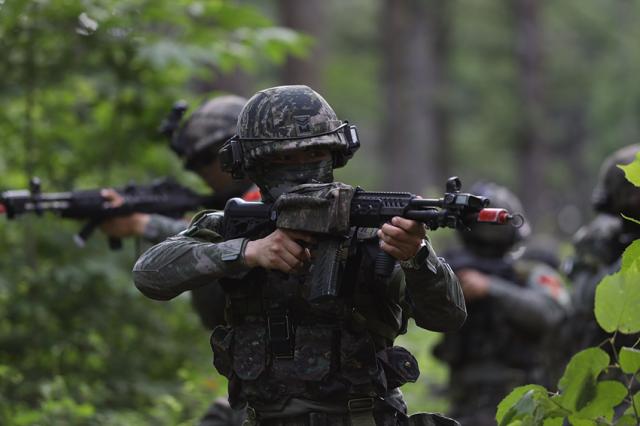 NSP통신-과학화전투훈련에 참가 중인 해병대 장병들이 사주를 경계하며 목표지역 탈환을 위해 기동하고 있는 모습. (사진 = 해병대)