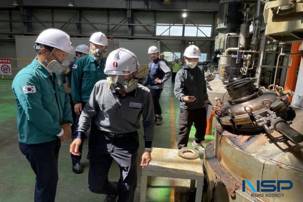 NSP통신-이상훈 한국산업단지공단 이사장은 21일 군산국가산업단지를 찾아 폭발사고가 발생한 업체 현장을 점검하고 후속조치와 추후 예방조치에 대해 논의했다. (사진 = 한국산업단지공단)