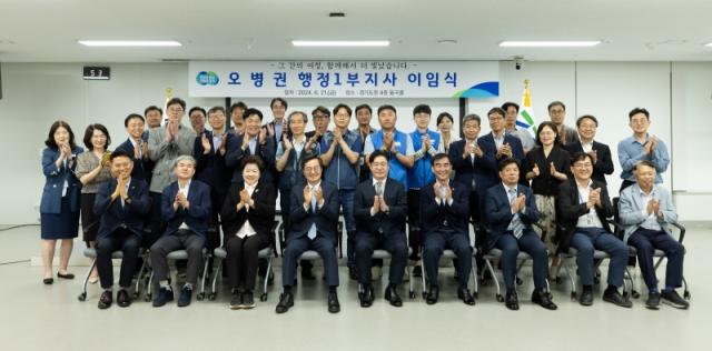 NSP통신-21일 오병권 경기도 행정1부지사 이임식에서 김동연 경기도지사, 염종현 경기도의회 의장 등 참석자들이 재임시절 노고를 치하하며 함께 기념촬영을 하고 있다. (사진 = 경기도)