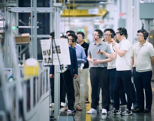 NSP통신-구광모 LG그룹 회장(앞줄 오른쪽에서 세번째)이 미국 테네시에 위치한 LG전자 생활가전 생산공장을 찾아 스마트팩토리 기술이 적용된 생산라인을 살펴보고 있다. (사진=LG)