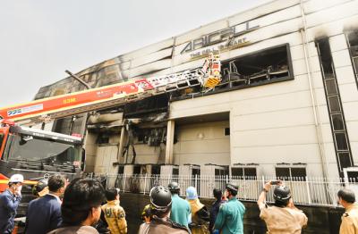 [NSP NEWS Image]화성시 리튬전지공장 화재 사망자 속출실종자 수색중