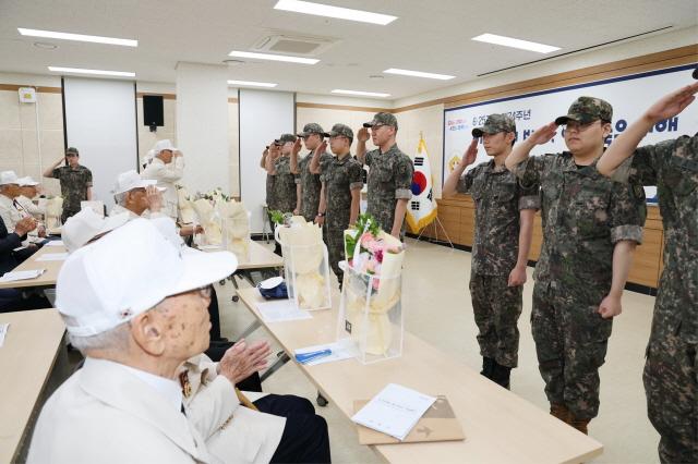 NSP통신-군포참전용사에게 경례하는 현역병들 모습. (사진 = 군포시)