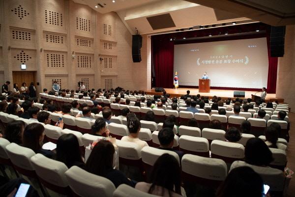 NSP통신-구미시는 26일 선산문화회관에서 2024년 상반기 시정 발전 유공 민간인 표창 수여식 을 개최했다. (사진 = 구미시)