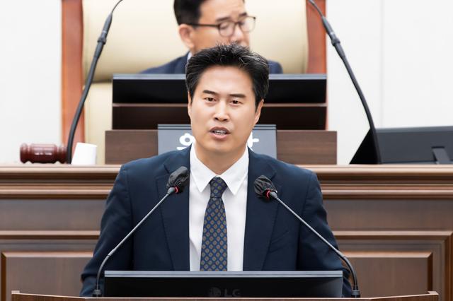 NSP통신-오강현 부의장이 5분발언에서 김포형 통학 순환버스 도입을 주장하고 있는 모습. (사진 = 김포시의회)