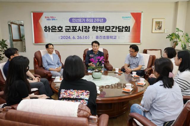 NSP통신-하은호 군포시장이 흥진초등학교 학부모들과 간담회를 하고 있다. (사진 = 군포시)